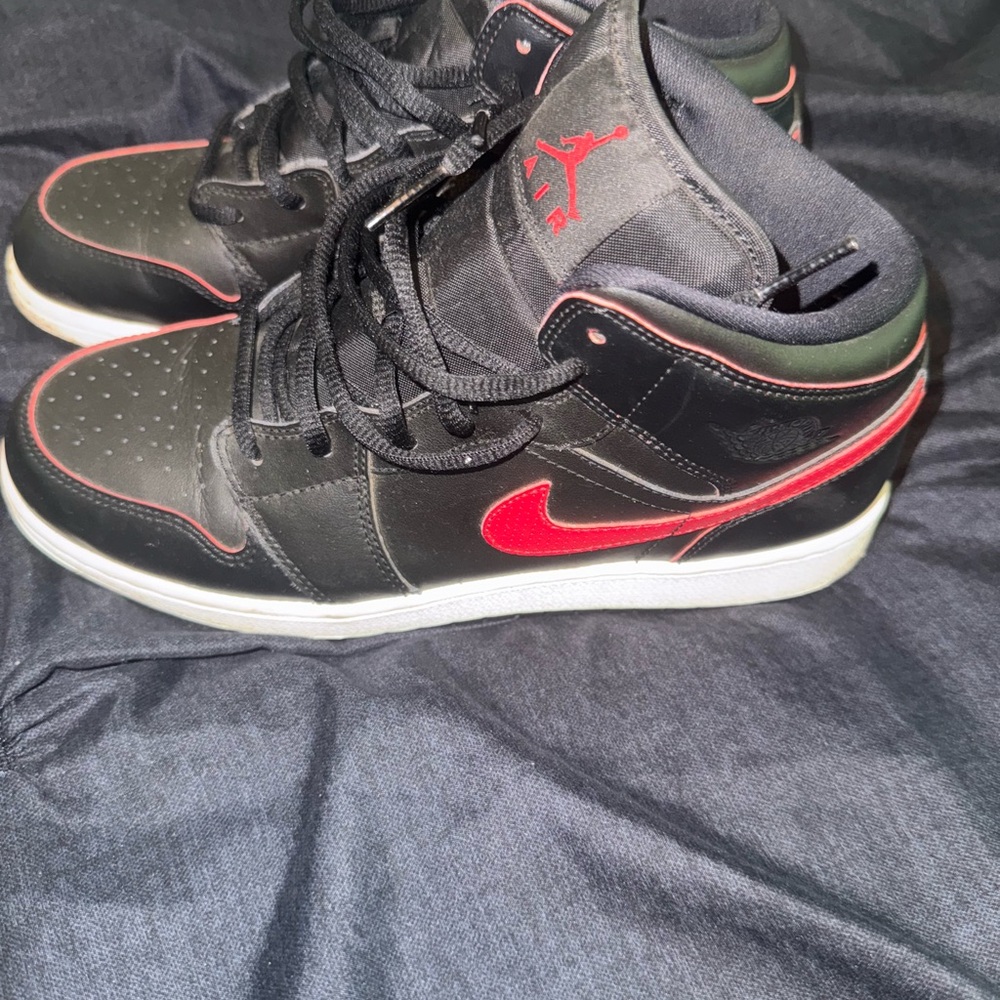 Jordan 1 kid size 7 Black and Red Sneakers